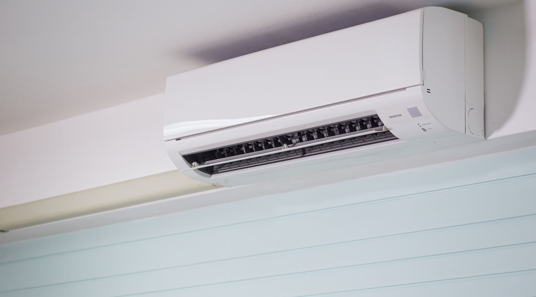 Wall-mounted air conditioning unit